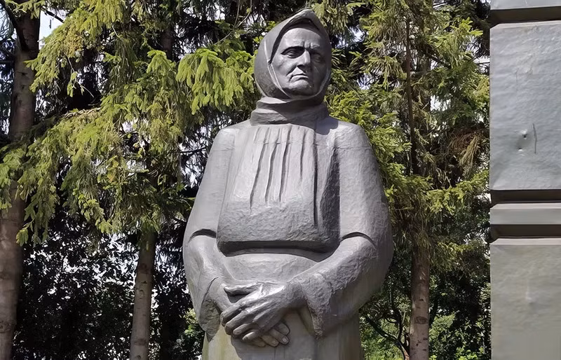 Trong suốt những năm tháng chiến tranh, bà Evdokia luôn mong ngóng tin của các con trai. Khi các con trai lần lượt trở về từ chiến trường khốc liệt, bà vô cùng vui mừng dù 5 người con bị thương nghiêm trọng.