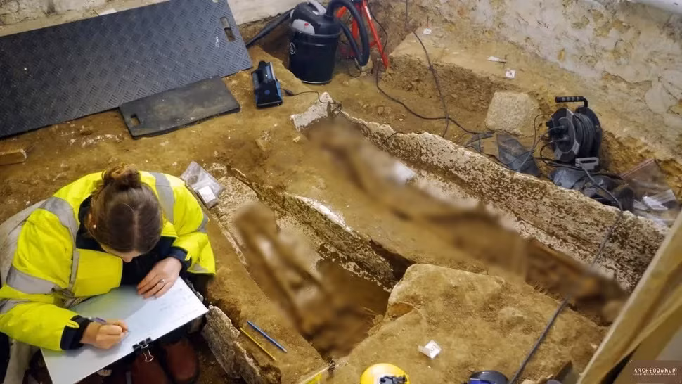 Ngôi mộ cổ nhất có niên đại từ thế kỷ 3 sau Công nguyên, dưới thời đế chế La Mã. 10 quan tài thạch cao có từ thời đầu cai trị của người Frank (chủng tộc German), kéo dài từ khoảng năm 476 - 750. Ngôi mộ "trẻ tuổi nhất" có niên đại từ thế kỷ 10. Khám phá này cho thấy nghĩa địa đã được sử dụng trong khoảng 700 năm.