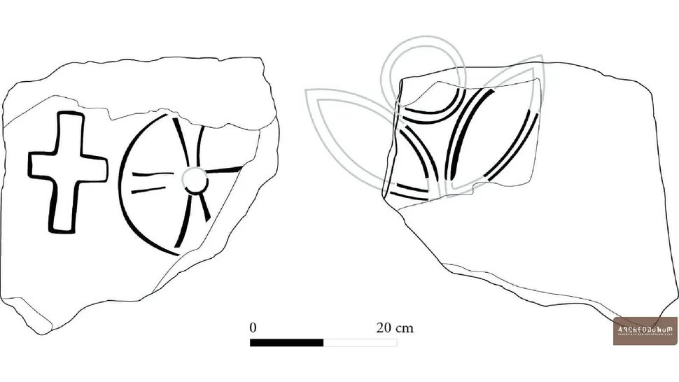 Ngôi nhà được cải tạo tầng hầm - nơi phát hiện gần 40 mộ cổ - nằm ở quận Montconseil ở Corbeil-Essonnes, phía nam ngoại ô Paris, và được cho là nằm trên mảnh đất xưa kia là nhà thờ Đức Bà Champs thời Trung cổ, nhưng hóa ra trước đó nơi đây là một ngôi đền ngoại giáo lâu đời hơn.