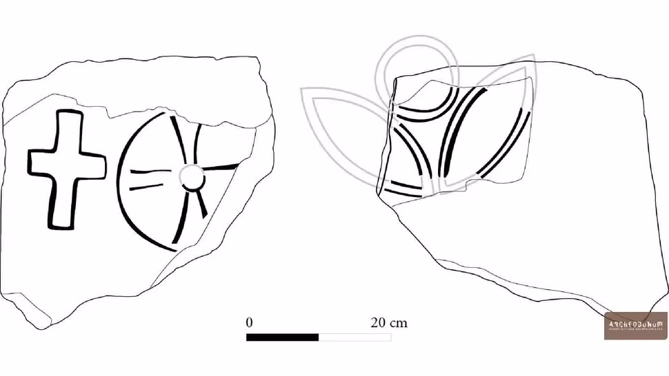 Ngôi nhà được cải tạo tầng hầm - nơi phát hiện gần 40 mộ cổ - nằm ở quận Montconseil ở Corbeil-Essonnes, phía nam ngoại ô Paris, và được cho là nằm trên mảnh đất xưa kia là nhà thờ Đức Bà Champs thời Trung cổ, nhưng hóa ra trước đó nơi đây là một ngôi đền ngoại giáo lâu đời hơn.