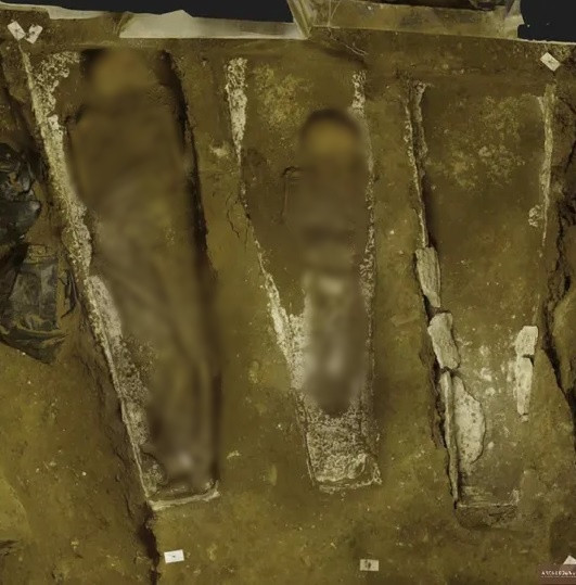 Các nhà khảo cổ học ban đầu cho rằng, địa điểm này là một nghĩa địa thời Trung cổ vì một nhà nguyện vào thế kỷ 7 từng tọa lạc trong khu vực. Vì vậy, khi phát hiện những ngôi mộ cổ xưa hơn, họ rất bất ngờ.