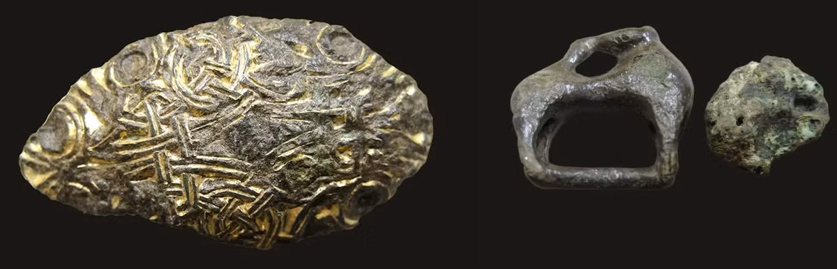 Trong nghi lễ chôn cất phổ biến của Thời đại Viking (năm 793 - 1066), thi thể người quá cố sẽ được hỏa táng. Sau đó, các loài động vật như bò và lợn được đặt lên trên như vật hiến tế. Sau đó, ngôi mộ được niêm phong.