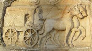 Thậm chí, một số "siêu xe" carpentum được giới nhà giàu La Mã chế tạo với kích thước lớn. Theo đó, người sử dụng có thể nằm nghỉ ngơi, thư giãn trên tấm đệm êm ái bên trong xe.