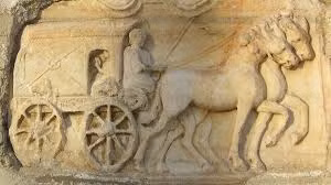 Thậm chí, một số "siêu xe" carpentum được giới nhà giàu La Mã chế tạo với kích thước lớn. Theo đó, người sử dụng có thể nằm nghỉ ngơi, thư giãn trên tấm đệm êm ái bên trong xe.