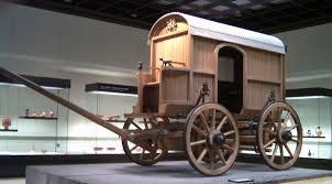 Đế chế La Mã có hệ thống đường xá rộng lớn với tổng chiều dài ước tính hơn 85.000 km. Theo đó, việc di chuyển từ địa điểm này tới địa điểm khác bằng đường mộ mất khá nhiều thời gian bởi các phương tiện di chuyển thời cổ đại khá thô sơ.