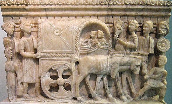 Theo các nhà nghiên cứu, carpentum là loại xe được thiết kế có 4 bánh và được kéo bởi một cho đến 4 con ngựa. Khu vực ngồi được thiết kế bằng gỗ, có mái vòm che nắng, che mưa.