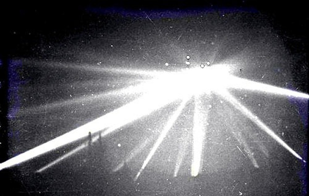 Sau khi phát hiện một máy bay lạ xâm nhập không phận, Lực lượng Phòng vệ Dân sự (CDS) ở Bờ Tây nước Mỹ theo dõi sát hướng di chuyển của nó. Họ hành động thận trọng vì máy bay thương mại và tư nhân khá phổ biến khi đó. Nếu hành động hấp tấp thì có thể gây ra sự cố nghiêm trọng.