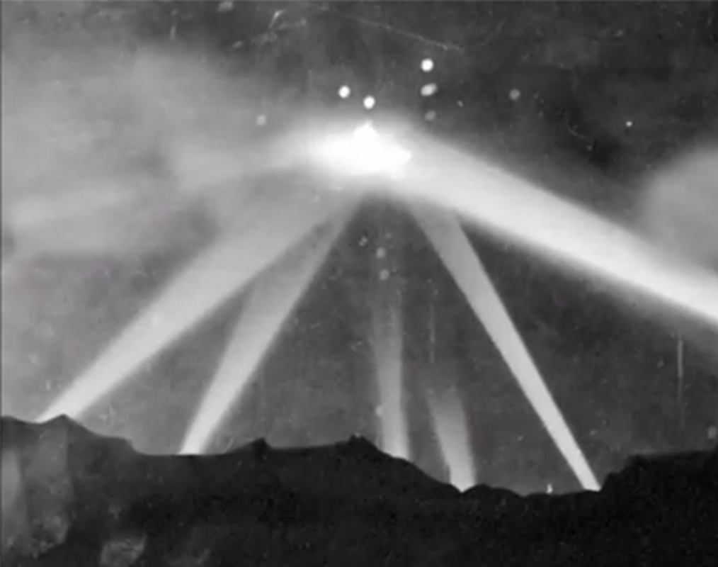 Liên quan đến sự việc này, một số giả thuyết được đưa ra. Trong đó, một quan điểm suy đoán máy bay lạ xâm phạm không phận Los Angeles có thể là một khinh khí cầu thời tiết hoặc khí cầu lửa của Nhật Bản. Không biết vì lý do nào mà chúng không bị lực lượng phòng không của Mỹ bắn hạ.