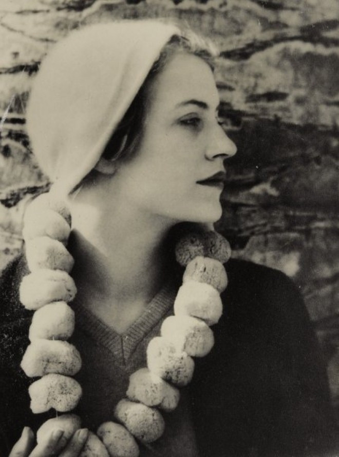 Trước khi trở thành phóng viên chiến trường làm việc cho tạp chí Vogue Anh trong Chiến tranh thế giới 2, Lee Miller làm người mẫu cho tạp chí Vogue Mỹ. Tháng 5/1929, bà chuyển tới Paris, Pháp để học về nhiếp ảnh dưới sự hướng dẫn của Man Ray.