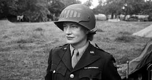 Khi thủ đô Paris được giải phóng khỏi sự kiểm soát của phát xít Đức, Lee Miller là phóng viên ảnh đầu tiên có mặt và rất hạnh phúc khi gặp lại một người bạn cũ là danh họa Pablo Picasso.