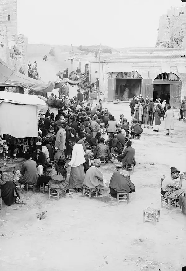 Một quán cafe bày trí các bộ bàn ghế ngoài trời để khách hàng thưởng thức loại đồ uống yêu thích.