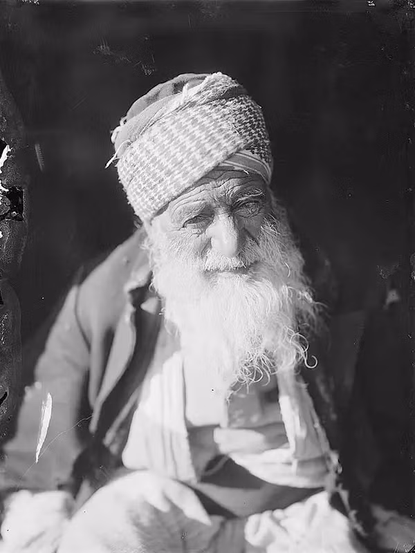 Một ông lão có gương mặt hiền hậu sống ở Jerusalem hồi thế kỷ 20.
