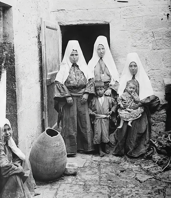 Những người phụ nữ chụp ảnh bên các con.