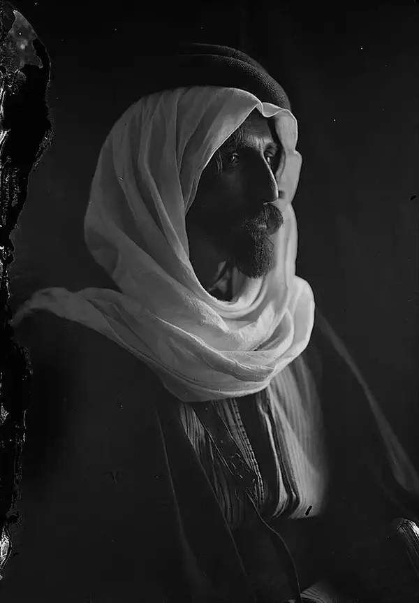 Một người đàn ông ở Jerusalem hướng tầm mắt về phía xa.