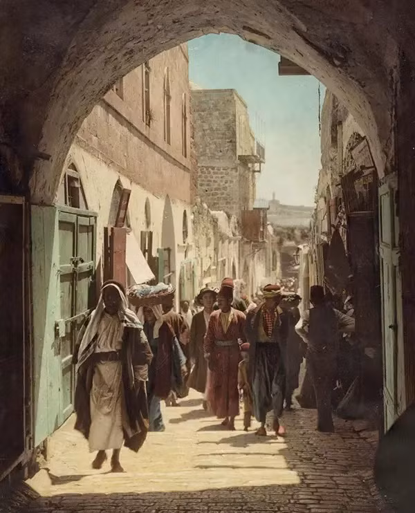 Một con phố sầm uất người qua lại ở Jerusalem.