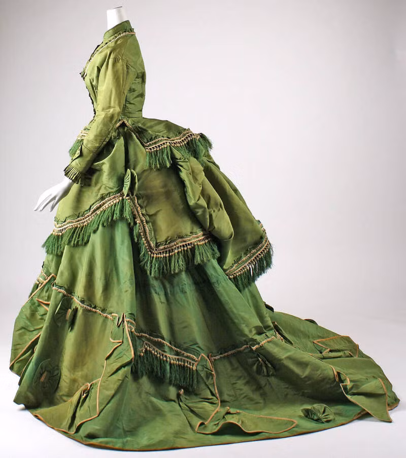 Người dân Anh sống vào thế kỷ 19 sử dụng hỗn hợp nhuộm ra màu vải xanh sang trọng được gọi là Paris Green. Nó cũng được dùng trong sản xuất sơn tường.