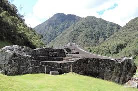 Những người Tây Ban Nha đầu tiên đến thăm Vitcos dưới triều đại của Manco Inca (một nhà cai trị Inca thời hậu chinh phục) và từng tham dự các nghi lễ quan trọng của người Inca tại tảng đá trắng linh thiêng trên.