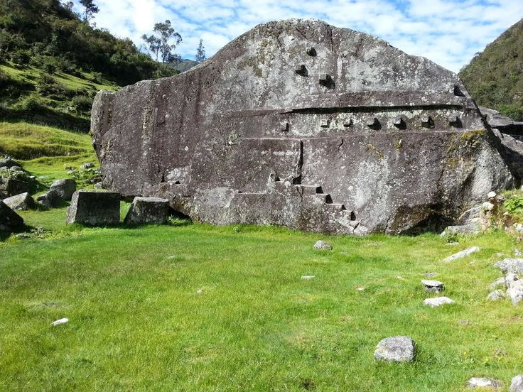 Tảng đá thiêng Nusta Hispana rộng khoảng 15m. Nó nằm ở trung tâm của một đền thờ - nơi người Inca thực hiện các nghi lễ. Trên phiến đá này có chạm khắc nhiều hình ảnh.