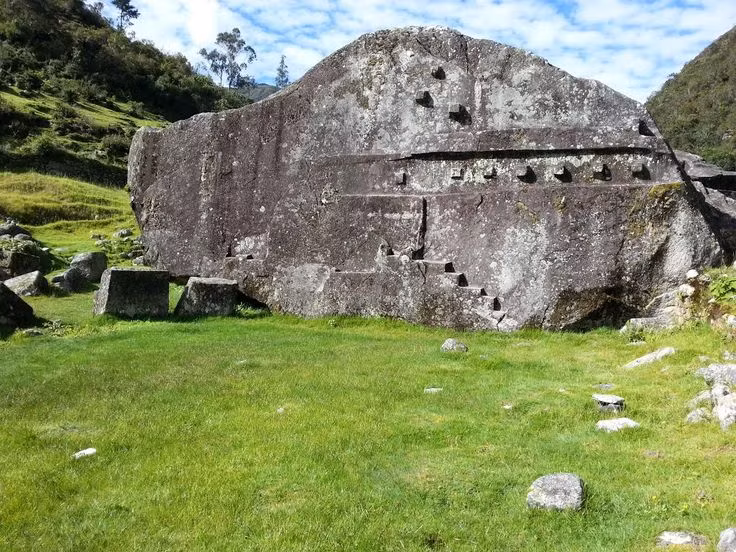 Tảng đá thiêng Nusta Hispana rộng khoảng 15m. Nó nằm ở trung tâm của một đền thờ - nơi người Inca thực hiện các nghi lễ. Trên phiến đá này có chạm khắc nhiều hình ảnh.