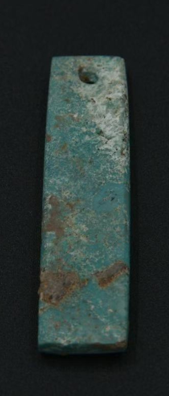 Những đồ trang sức bằng ngọc bích nằm rải rác bên trong và bên ngoài quan tài.