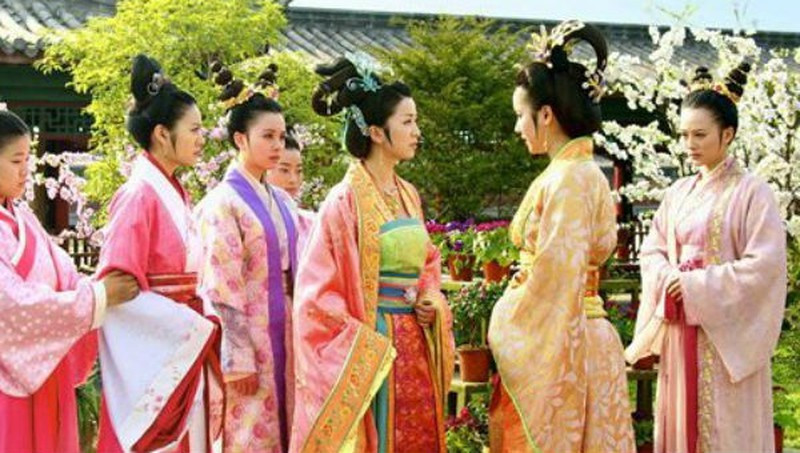 Theo các ghi chép, tục lệ "thủ lăng" có từ thời Tây Hán. Khi còn sống, Hán Cao Tổ Lưu Bang là quân vương phong lưu với hậu cung gồm vô số phi tần, mỹ nữ. Sau khi hoàng đế Lưu Bang băng hà, quyền lực trong triều rơi vào tay thái hậu Lữ Trĩ (hay còn gọi Lã Hậu).