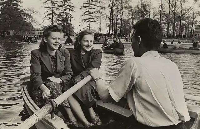 Vào dịp cuối tuần, người dân ở Leningrad vui chơi, giải trí cùng với gia đình, bạn bè.