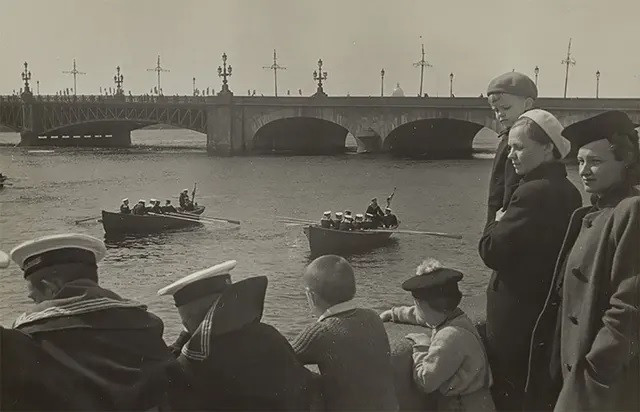Nhiều người theo dõi các thủy thủ của Trường huấn luyện Hải quân Leningrad tham gia cuộc đua xuồng cứu sinh trên sông Neva.