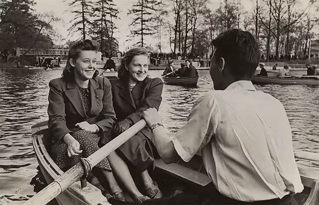 Vào dịp cuối tuần, người dân ở Leningrad vui chơi, giải trí cùng với gia đình, bạn bè.