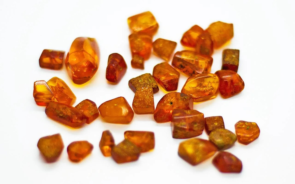 Hổ phách được người Mycenaean làm thành vòng cổ và nhiều loại trang sức đeo trên đầu hoặc trên tóc. Cả hai giới đều sử dụng loại đá quý này.