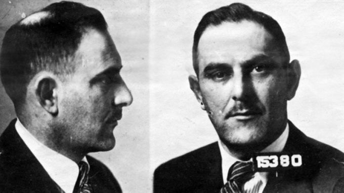 Sinh ra ở thị trấn Hostinné của Séc vào năm 1890, Victor Lustig là một trong những kẻ lừa đảo khét tiếng thế giới. Khác với nhiều kẻ lừa đảo trong giới nghệ thuật thời đó, gã cả gan rao bán tháp Eiffel không chỉ 1 lần mà tới 2 lần. Ảnh: Jeff Maysh.