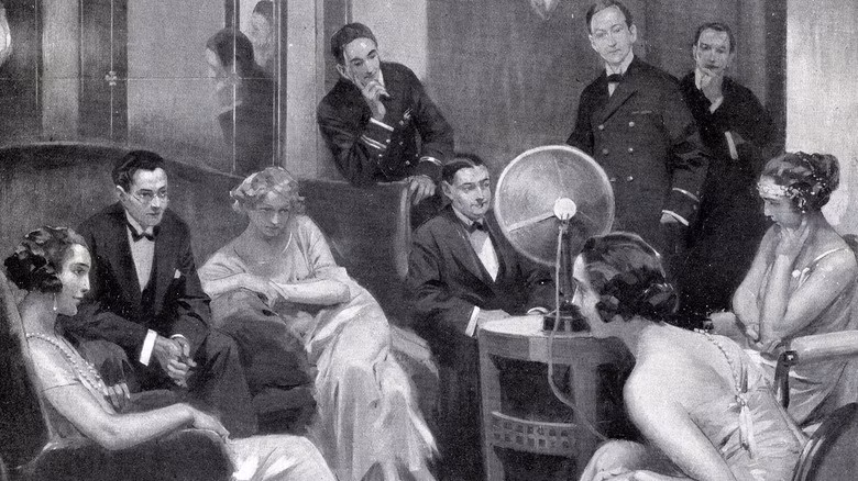 Sau khi ra tù, Victor ngày càng thực hiện những phi vụ lừa đảo lớn hơn. Trong đó, gã nổi tiếng với "thương vụ" rao bán tháp Eiffel - biểu tượng nổi tiếng của thủ đô Paris cũng như nước Pháp. Ảnh: AP.