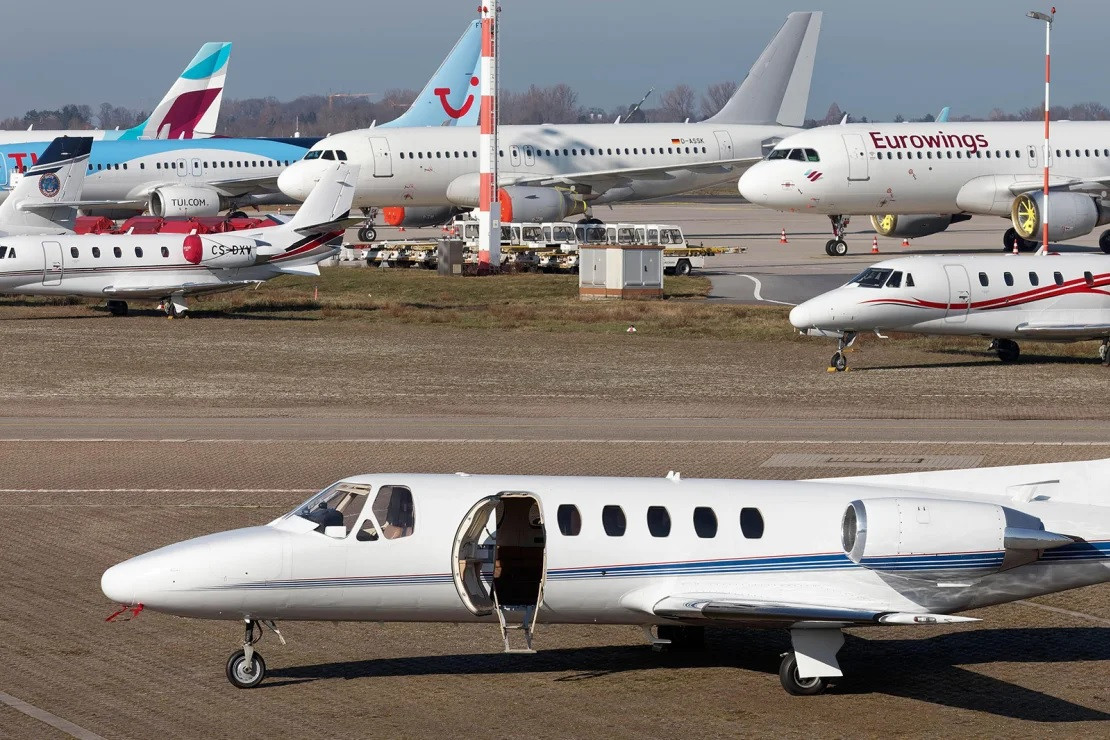 Theo Sky News, máy bay chiến đấu của Tổ chức Hiệp ước Bắc Đại Tây Dương (NATO) tại nhiều nước châu Âu đã được lệnh xuất kích để xác định tình hình cũng như dự phòng ngăn chặn chiếc máy bay đổi hướng này.