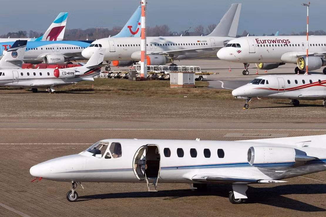 Theo Sky News, máy bay chiến đấu của Tổ chức Hiệp ước Bắc Đại Tây Dương (NATO) tại nhiều nước châu Âu đã được lệnh xuất kích để xác định tình hình cũng như dự phòng ngăn chặn chiếc máy bay đổi hướng này.