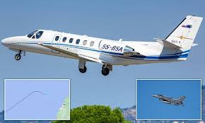 Các phi công của máy bay chiến đấu tiếp cận chiếc máy bay tư nhân và không phát hiện bất kỳ ai dù trong buồng lái hay trong khoang. "Chuyến bay ma" duy trì độ cao ổn định 11 km và tốc độ khoảng 670 km/h trong hầu hết hành trình.