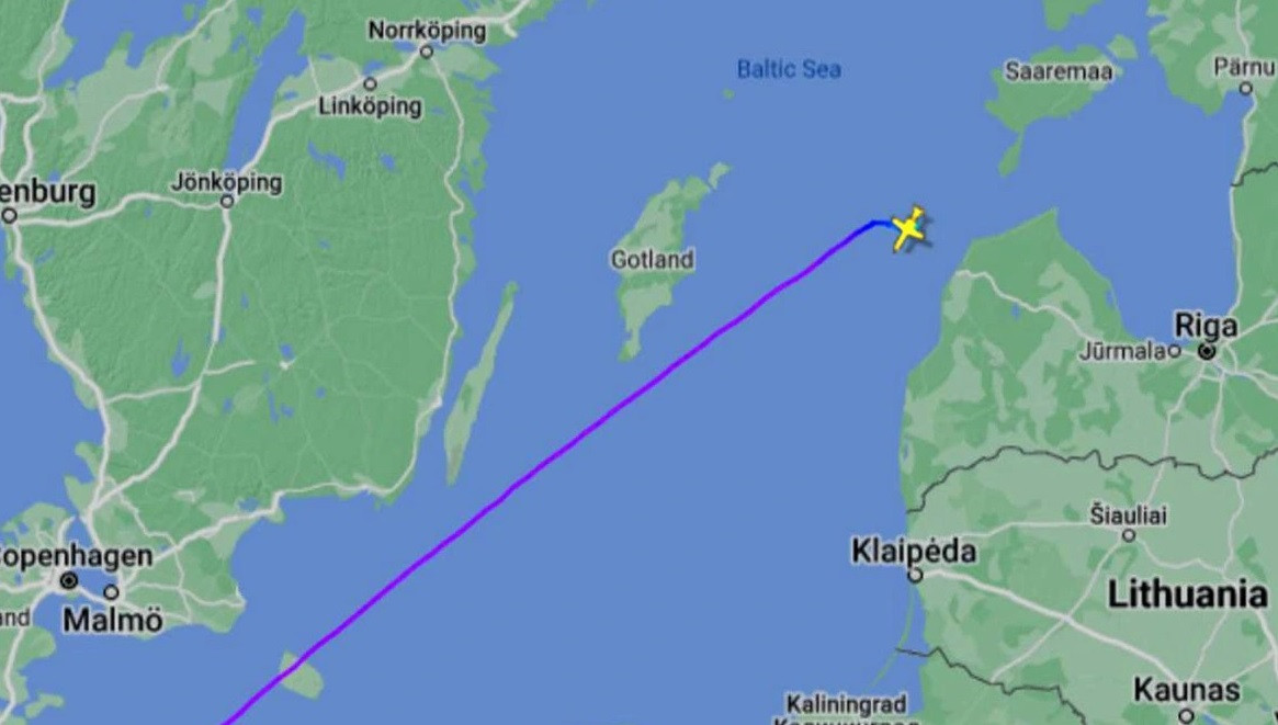 Chiếc máy bay đã bay về hướng đông bắc tại Paris, hướng tới Cologne, nhưng sau đó lại bay qua thành phố này rồi bay qua một số quốc gia Châu Âu mà không có ai trong buồng lái trước khi tiến thẳng ra biển Baltic. Từ khi đổi hướng, chiếc máy bay bị mất liên lạc với trạm kiểm soát không lưu.