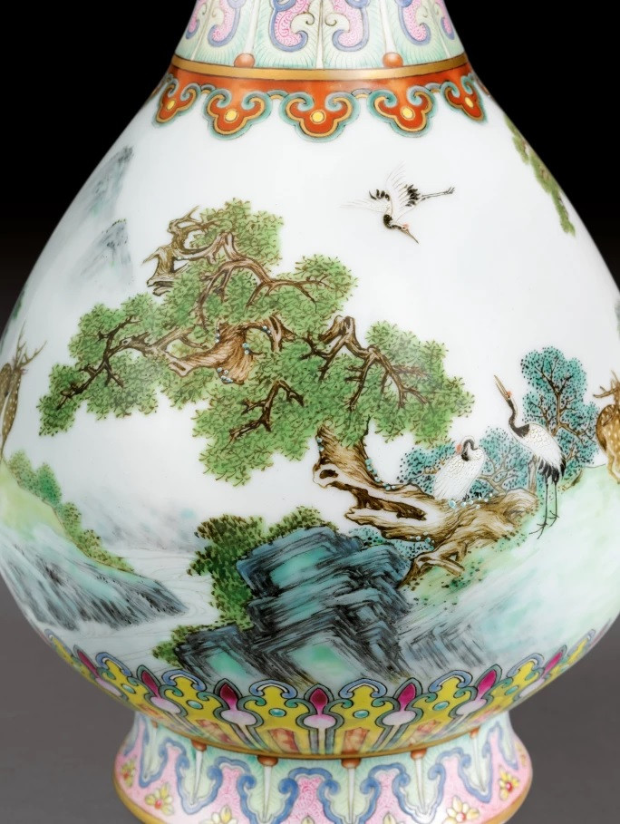 Chủ nhân của chiếc bình cho hay gia đình không thích chiếc bình trên cho lắm. Do đó, khi các chuyên gia kiểm định và kết luận đây là chiếc bình độc đáo làm từ thế kỷ 18, đời vua Càn Long, họ vô cùng bất ngờ. Ảnh: Sotheby's.