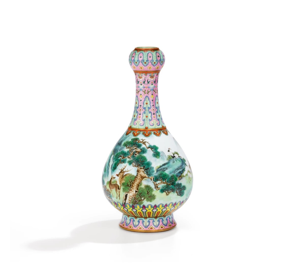 Năm 2018, một chiếc bình cổ có xuất xứ từ Trung Quốc ước tính trị giá lên đến hơn 500.000 Euro (hơn 13,4 tỉ đồng) tình cờ được phát hiện giữa hàng đống đồ mang phong cách Á Đông khác. Hiện vật quý giá này bị nhét vào một hộp giày cũ kỹ và để trên gác mái một ngôi nhà ở Pháp. Ảnh: Sotheby's.