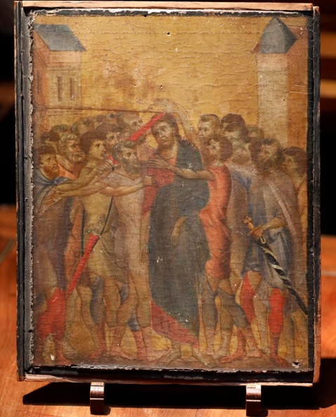 Động thái này cũng cho phép chính phủ thời gian 30 tháng để gây quỹ nhằm mua lại bức tranh Christ Mocked của Cimabue. Trước đó, bức tranh này được treo hàng chục năm trong bếp của một căn nhà của cụ bà sống gần Compiegne, phía bắc Paris. Ảnh: Charles Platiau/Reuters.
