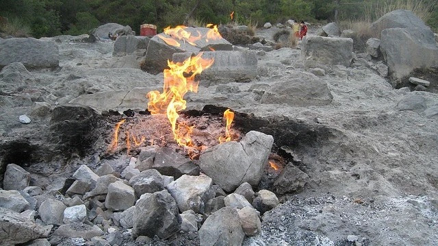 Các nhà khoa học cho hay nguồn khí nuôi dưỡng những ngọn lửa ở Yanartas là khí metan. Điều đặc biệt là nguồn khí metan không phát sinh từ quá trình sinh học thông thường. Thay vào đó, nguồn khí methane ở Yanartas được cho là hình thành từ mức nhiệt độ cao hơn so với điều kiện tại khu vực này.