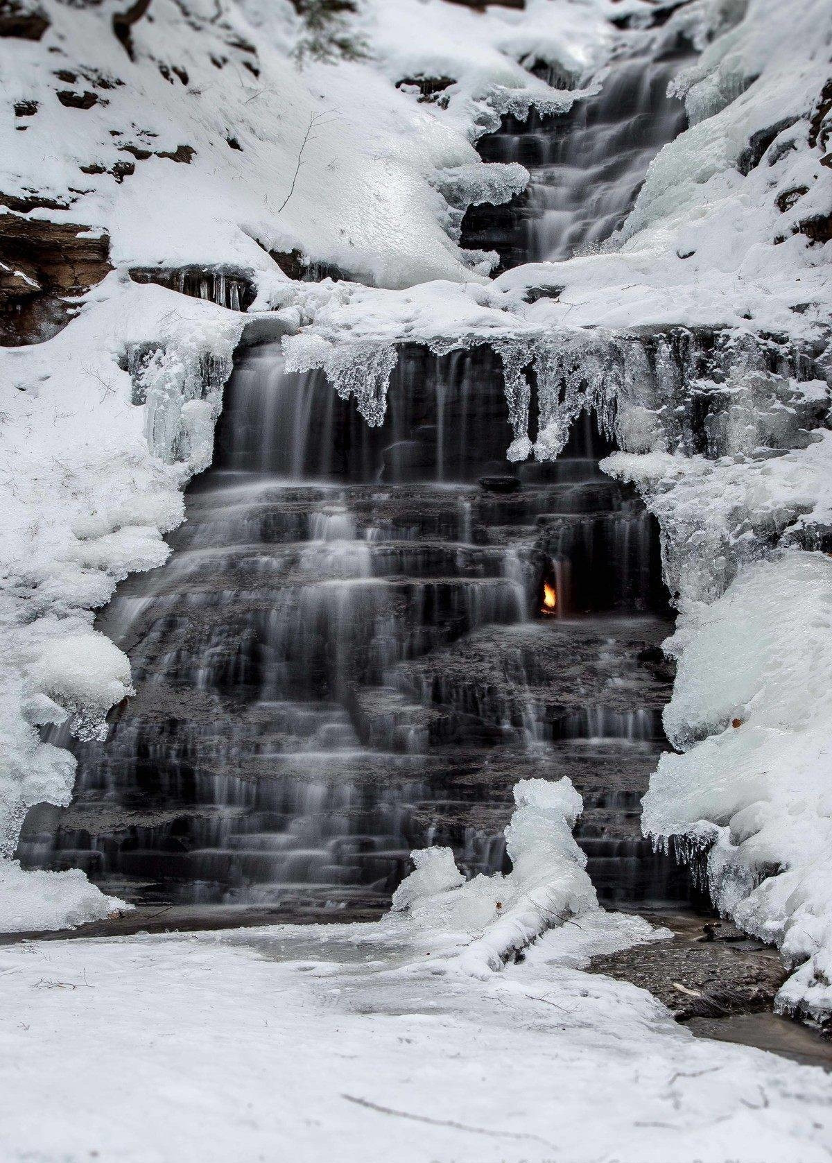 Theo một số chuyên gia, một dòng khí đốt tự nhiên liên tục cung cấp năng lượng cho ngọn lửa. Nhờ đó, ngọn lửa ở phía sau thác Eternal Flame cháy liên tục suốt nhiều thế kỷ qua.