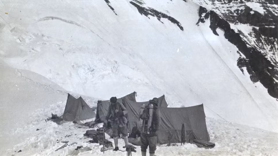 Nhà leo núi Andrew Comyn "Sandy" Irvine (phải ảnh) và George Mallory (trái ảnh) đã mất tích vào tháng 6 năm 1924 khi cố gắng trở thành những người đầu tiên chinh phục đỉnh Everest - đỉnh núi cao nhất thế giới. Ảnh: Noel E. Odell/Royal Geographical Society qua Getty Images.