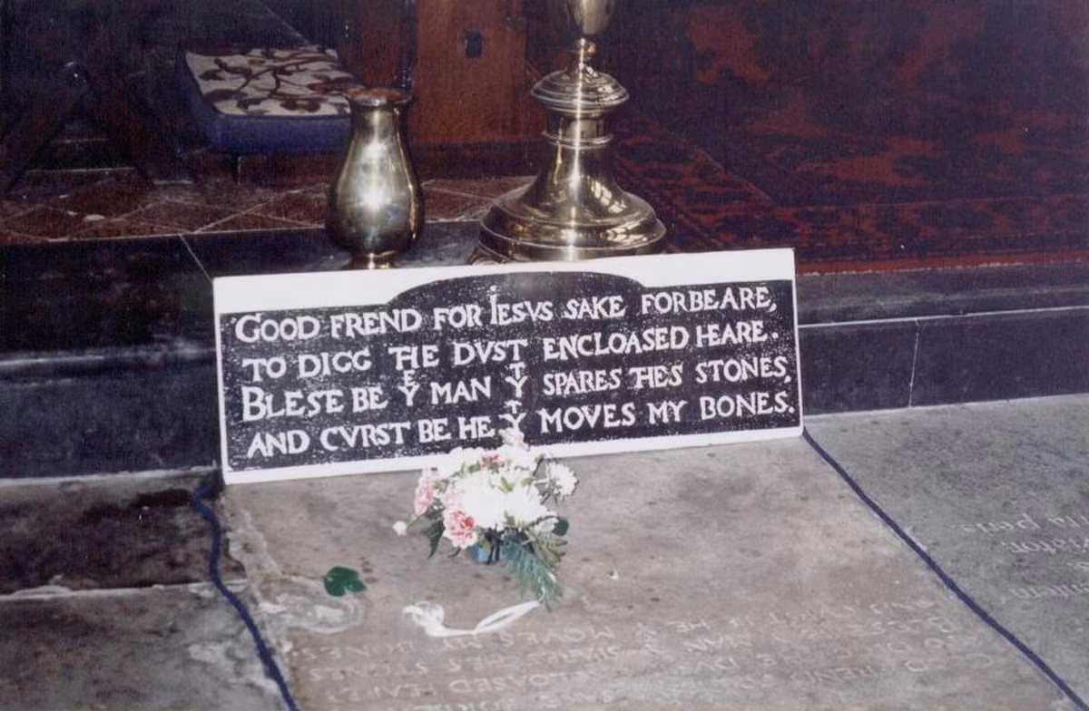 Khi đến viếng mộ của đại thi hào Shakespeare, nhiều người chú ý đến dòng chữ có nội dung: “Vì Chúa hãy ngăn cản những kẻ định đào bới ở đây. Chúa sẽ phù hộ những người tránh xa ngôi mộ và nguyền rủa kẻ dám động đến xương cốt của ta".