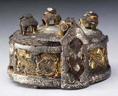 Người phụ nữ này được chôn cất giống như những người giàu có nhất thời đó bao gồm xe ngựa kéo, vòng quay sợi, kéo, trang sức, 2 chiếc bát đồng, xương động vật có vú...