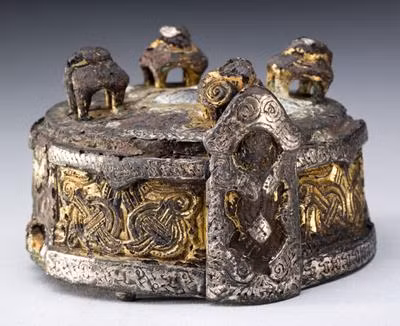 Người phụ nữ này được chôn cất giống như những người giàu có nhất thời đó bao gồm xe ngựa kéo, vòng quay sợi, kéo, trang sức, 2 chiếc bát đồng, xương động vật có vú...