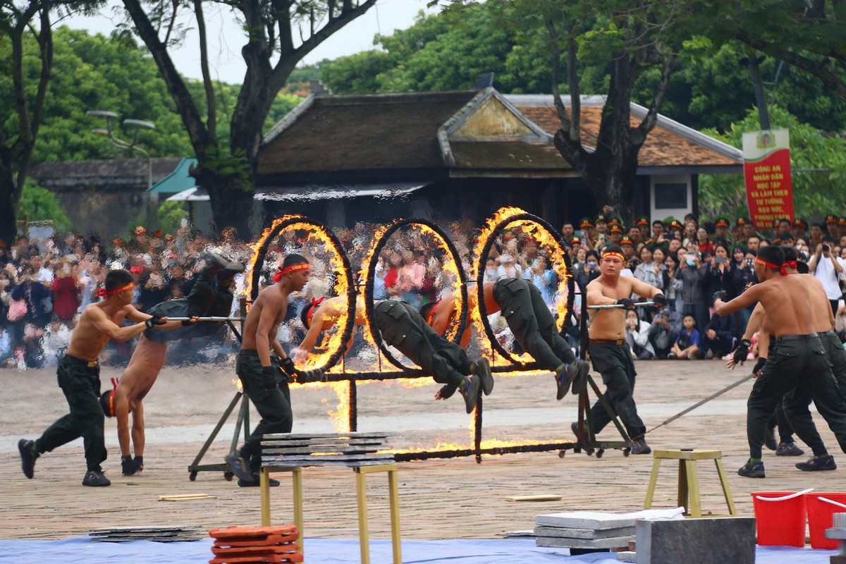 Trong đó, có nhiều nội dung mới, độ khó cao, lần đầu tiên được đưa vào chương trình. Ấn tượng nhất là phần biểu diễn đầy đặc sắc, kịch tính của cán bộ, chiến sĩ Bộ Tư lệnh cảnh vệ, Bộ tư lệnh Cảnh sát Cơ động, Cảnh sát Giao thông, Công an TPHCM như: Quân nhạc, kỵ binh, biểu diễn xe mô tô đặc chủng, biểu diễn khí công; thực binh xử lý các tình huống nghiệp vụ an ninh trật tự, khủng bố… Chiến sĩ công an với màn vượt tường lửa. Ảnh: Trần Hồng