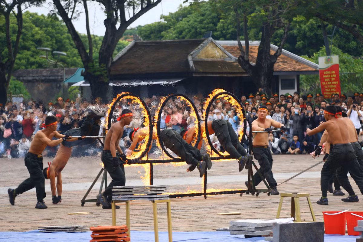 Trong đó, có nhiều nội dung mới, độ khó cao, lần đầu tiên được đưa vào chương trình. Ấn tượng nhất là phần biểu diễn đầy đặc sắc, kịch tính của cán bộ, chiến sĩ Bộ Tư lệnh cảnh vệ, Bộ tư lệnh Cảnh sát Cơ động, Cảnh sát Giao thông, Công an TPHCM như: Quân nhạc, kỵ binh, biểu diễn xe mô tô đặc chủng, biểu diễn khí công; thực binh xử lý các tình huống nghiệp vụ an ninh trật tự, khủng bố… Chiến sĩ công an với màn vượt tường lửa. Ảnh: Trần Hồng