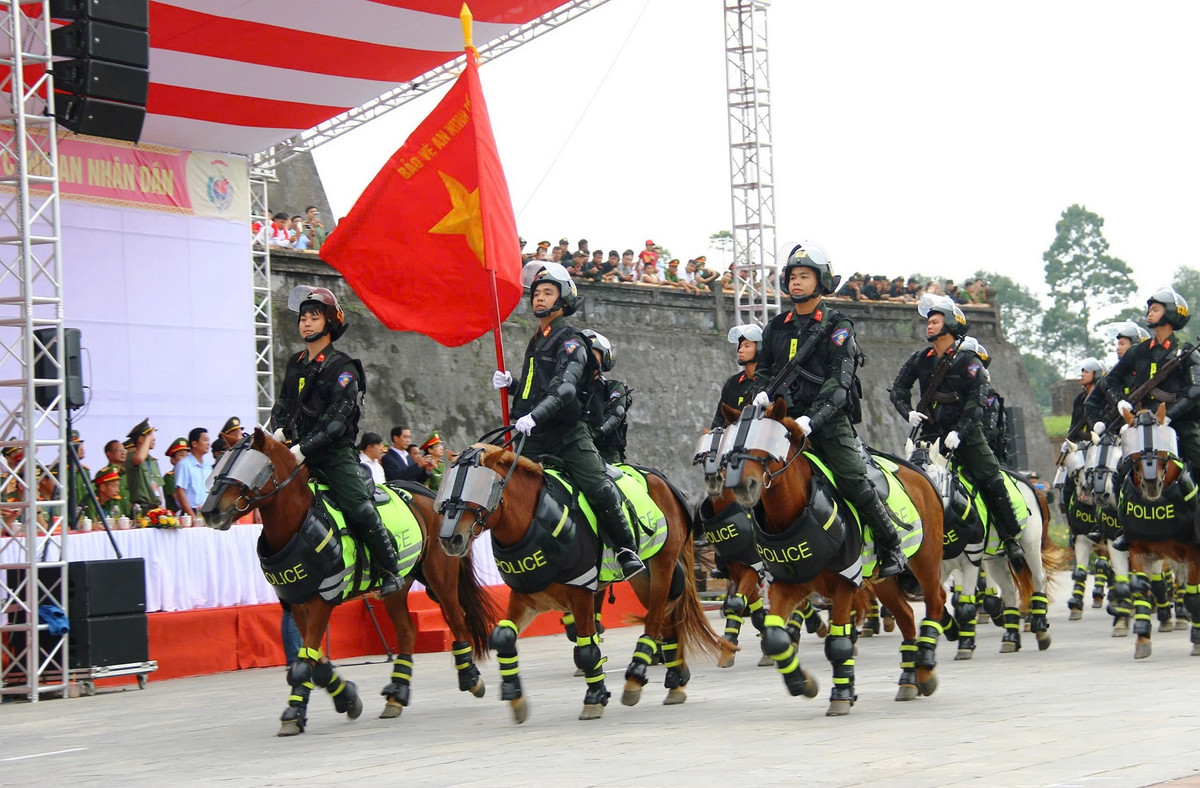 Đại hội năm nay tạo ấn tượng mới khi có sự tham gia của đoàn kỵ binh. Đặc biệt, năm nay có thêm nhiều nội dung với 3 môn thi đấu gồm: Chạy ứng dụng, chiến sĩ công an khỏe và bóng đá nam 7 người, 9 nội dung thi bắn súng và 9 nội dung thi điều lệnh, quân sự, võ thuật công an nhân dân. Ảnh: Trần Hồng
