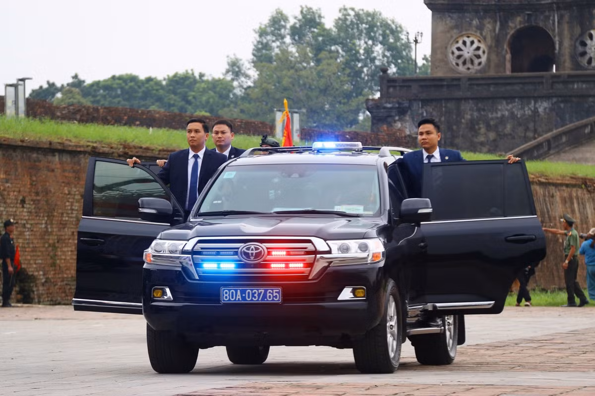 Tại lễ Khai mạc, tình huống giả định được đưa ra là có một tổng thống nước X đến thăm, làm việc tại nước ta. Quá trình di chuyển, xe chở yếu nhân bị một nhóm có trang bị súng tiểu liên, lựu đạn tấn công.