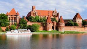 Lâu đài Malbork là trụ sở của các hiệp sĩ Tueton trong gần 150 năm. Với vị trí chiến lược nằm bên bờ sông Nogat, các hiệp sĩ Tueton nắm giữ độc quyền về giao thương cũng như thu phí đường sông từ những tàu thuyền đi qua.