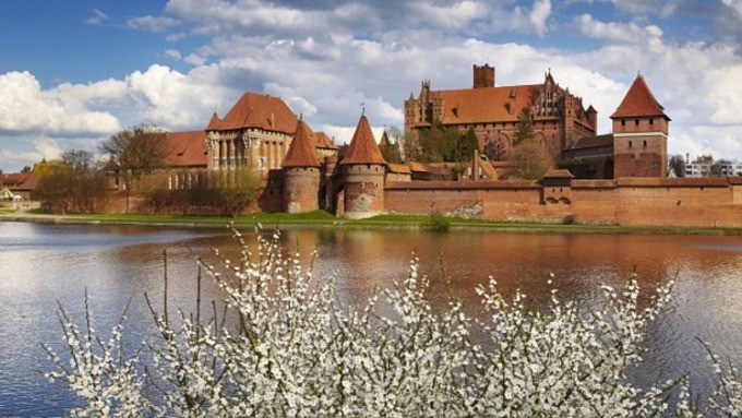 Vào thời kỳ đó, Tueton là một trong 4 dòng hiệp sĩ lớn nhất thời Trung cổ. Sau 132 năm xây dựng, lâu đài Malbork hoàn thành. Theo thống kê, khoảng 30 triệu viên gạch đã được dùng để tạo nên công trình này. Do đó, đây là lâu đài gạch lớn nhất thế giới.